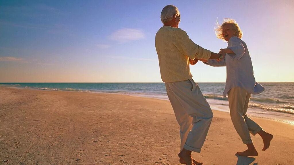 Прожить долго и счастливо. Пожилая пара на море. Пожилые люди на берегу моря. Счастливые пенсионеры на море. Старик и море.