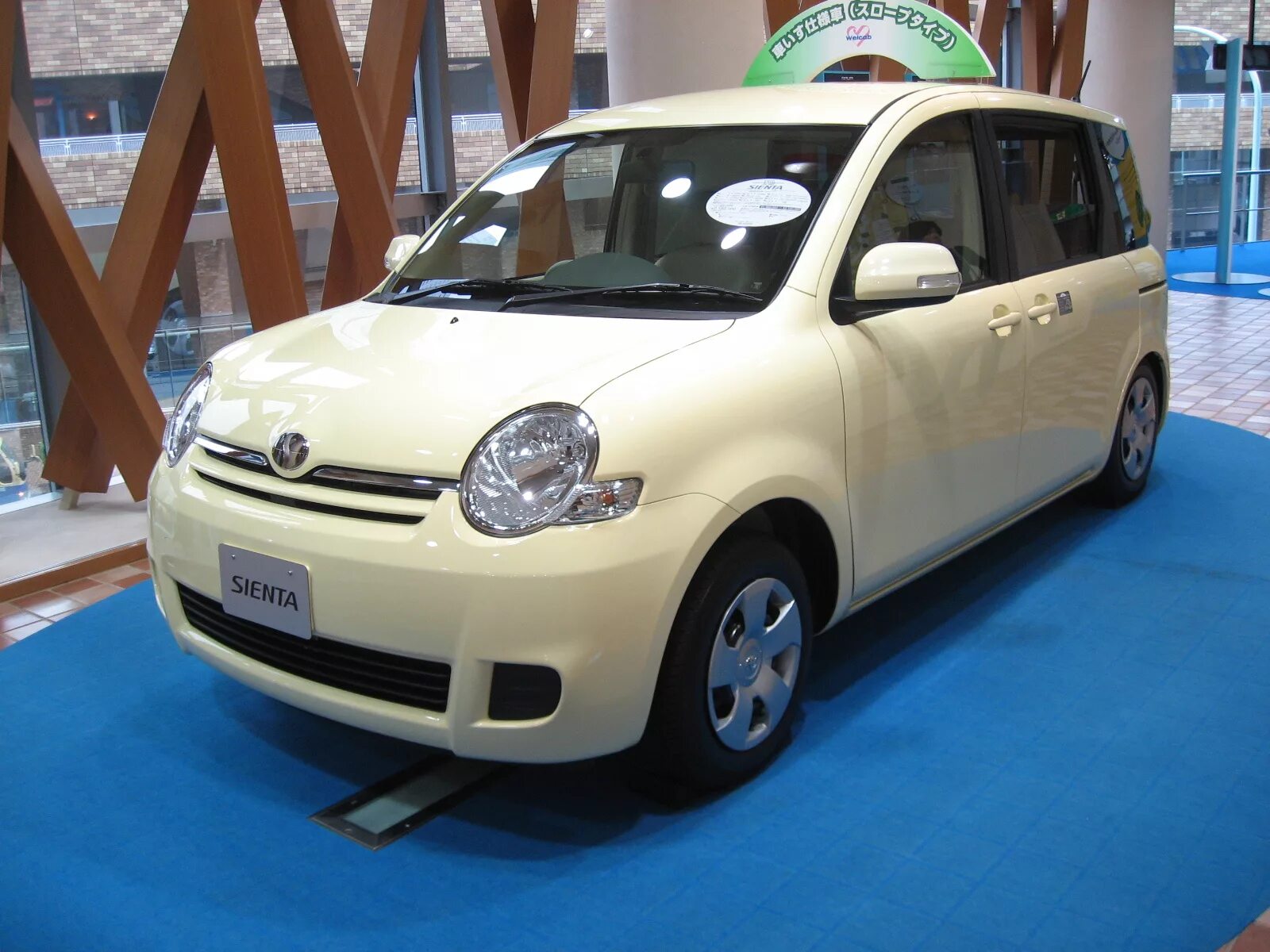 Тойота сиента поколения. Тойота Сиента 1 поколение. Toyota Sienta 1.5 CVT, 2010. Тойота Сиента 2010. Тойота Сиента 2006.