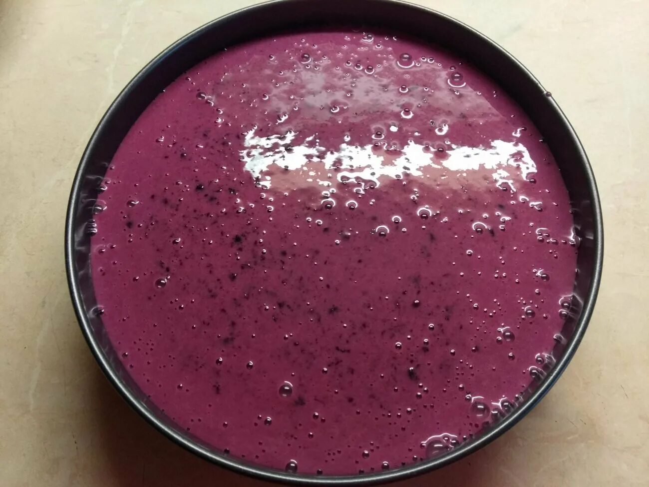 Конфи из черной смородины с крахмалом. Бисквитный торт с черной смородиной. Смородиновое конфи. Чизкейк с черной смородиной. Конфи смородина.