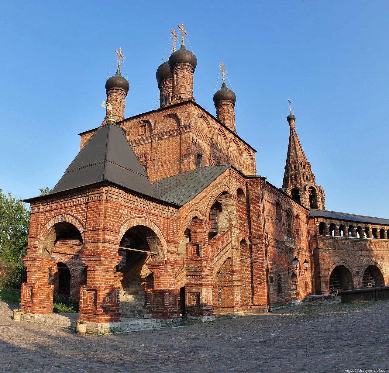 храм в крутицком подворье москва. крутицкое патриаршее подворье, москва, крутицкая улица, 8. храм николая чудотворца в москве на таганке. церковь николая чудотворца в голутвине китайское подворье москва. успенский собор крутицкое подворье в москве.
