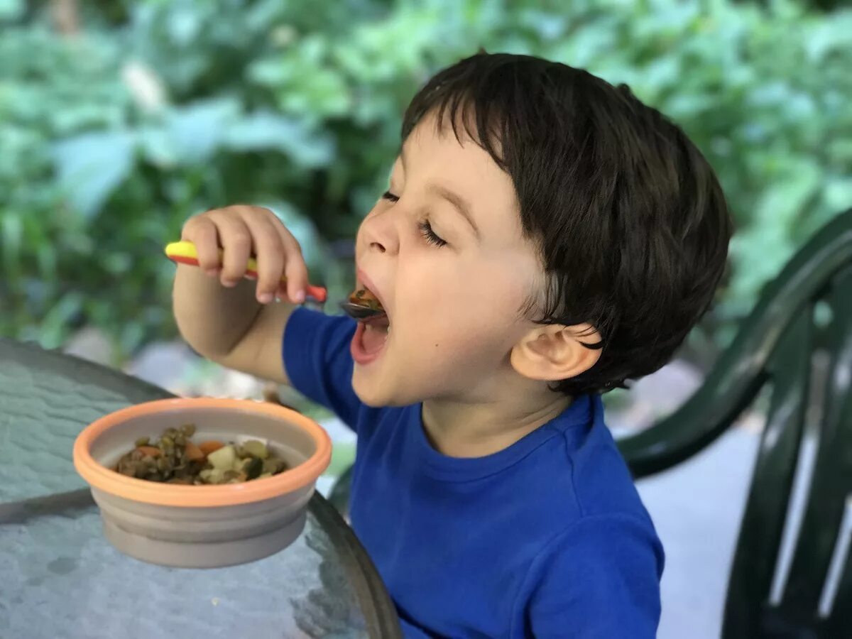 Покажи где едят. Мальчик ест. Ребенок кушает сам. Ребенок ест с аппетитом. Ребенок ест с удовольствием.