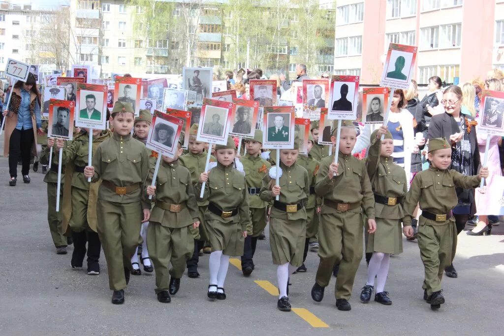 Парад ко Дню Победы в детском саду. Дети на параде Победы. Парад в детском саду к 9 мая. Дети на параде 9 мая.