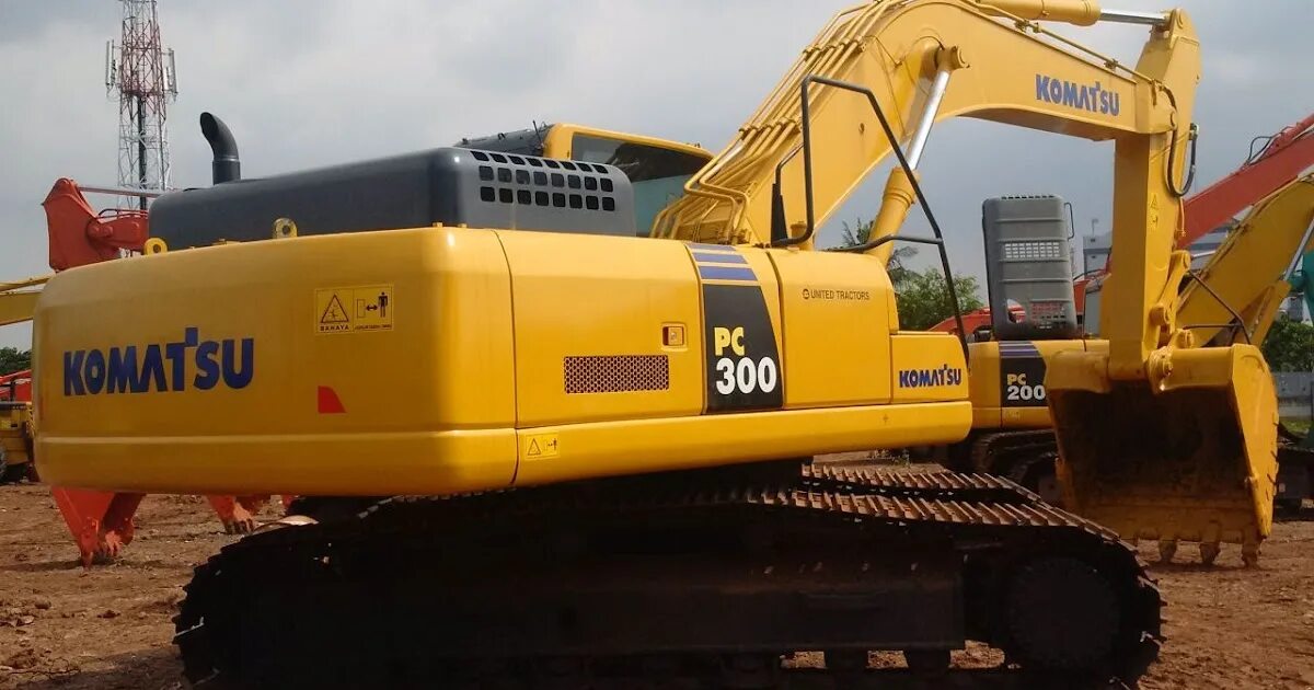 Экскаваторы комацу характеристики. Экскаватор Коматсу 300. Komatsu pc300-8m0. Экскаватор Komatsu pc300-8. Гусеничный экскаватор Komatsu pc300lc-8m0.