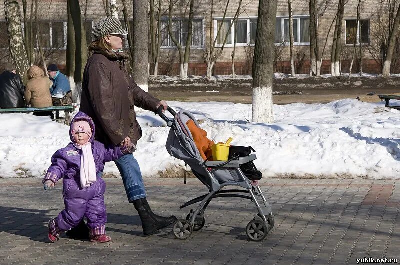 Пошло мамка. Мама ведет ребенка в школу зимой. Мама идет. Мама тащит коляску зимой. Мама с коляской и санками одновременно.
