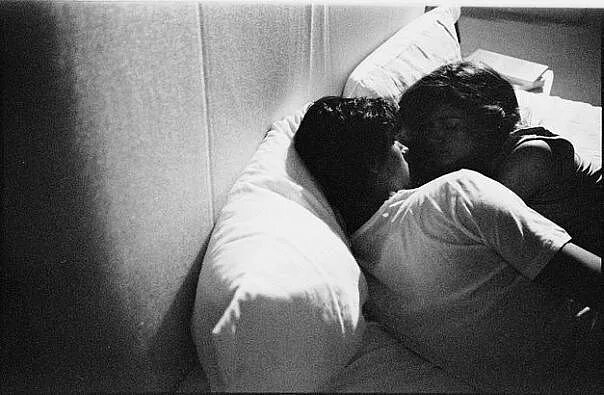К чему снится мужчина обнимает и целует. Объятия в постели. Парни обнимаются в кровати. Объятия в темноте. Объятия со спины в кровати.