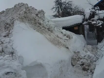 Снег с участка на дорогу