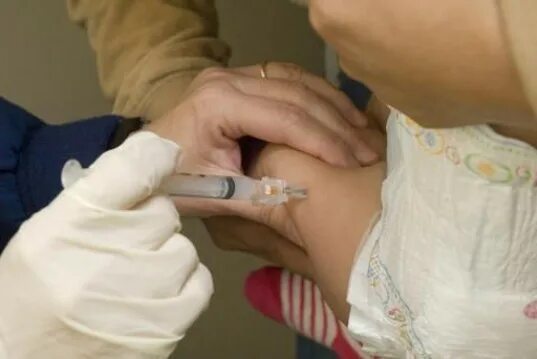 Вакцинация БЦЖ новорожденному.