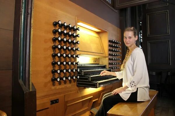 Женщина играет на органе. Тобольск органный концерт. Органный концерт уфа. Кантабиле ставрополь афиша. Женщина играет на органе.