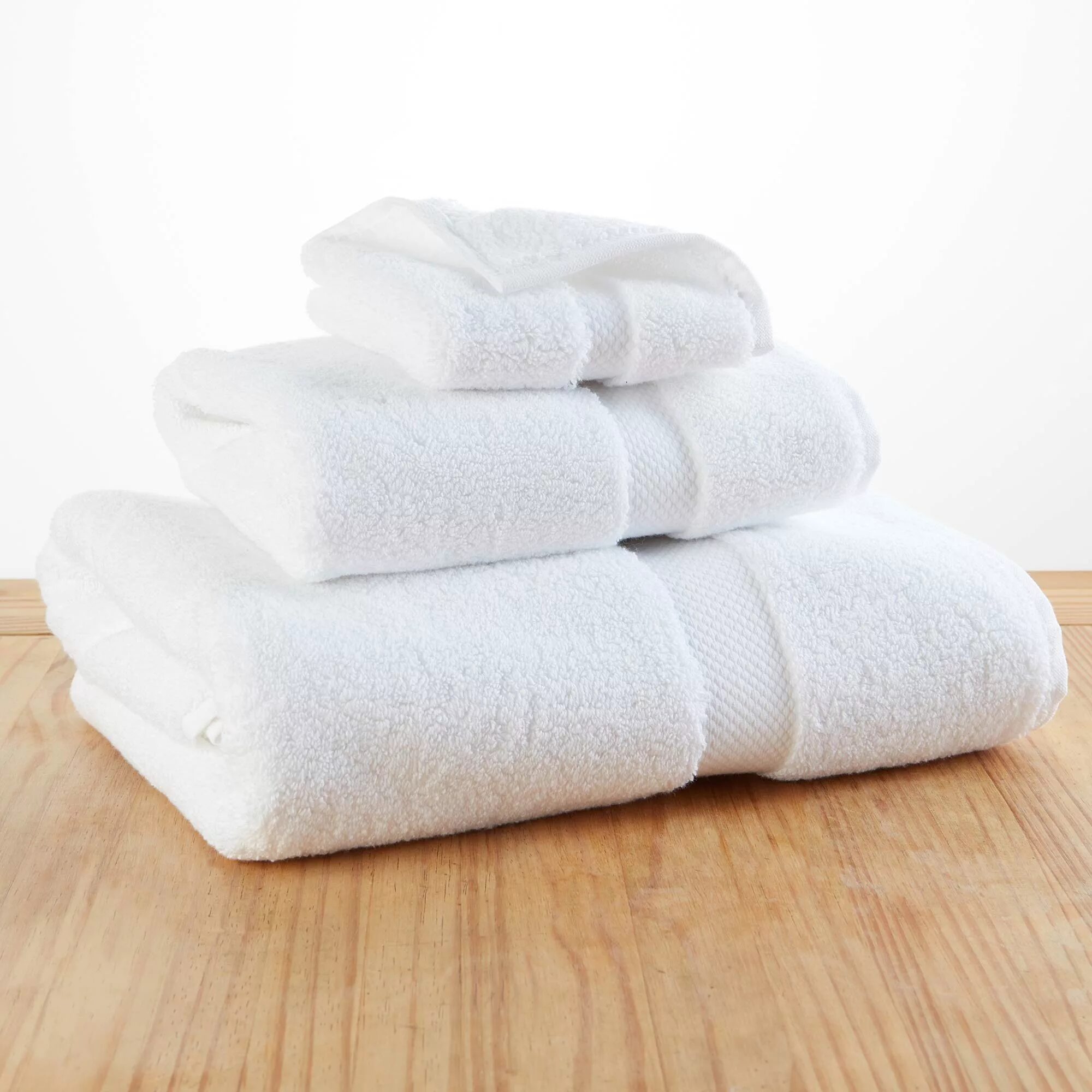 Несколько полотенец пара. Несколько полотенец пара. Полотенце махровое. Стопка полотенец. Цветные полотенца.