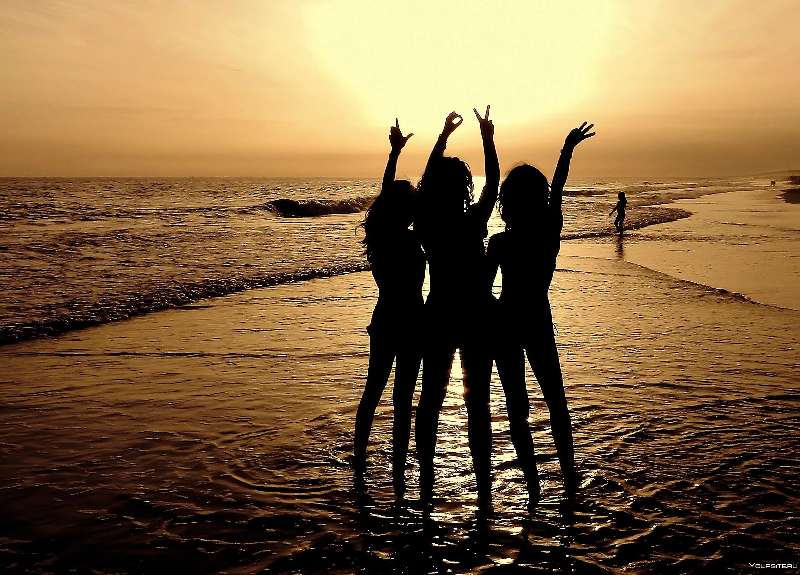 Мечта на троих о чем. Подружки на море. Три подруги на море. Подружки на закате. Подруги на пляже.