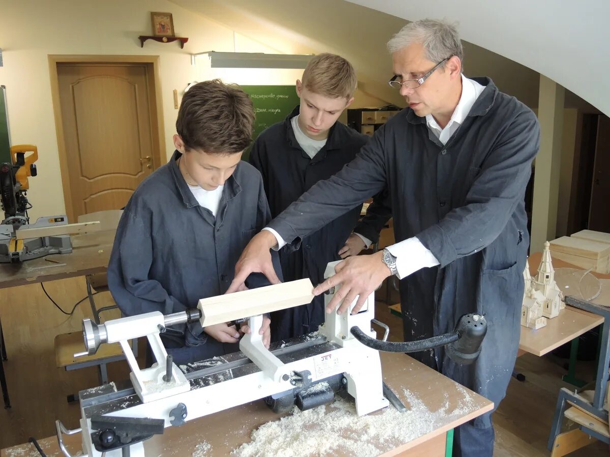 учитель технологии для мальчиков. дети на уроке технологии. мастер класс для мальчиков. изделия на уроках труда. что делают на уроке технологии.