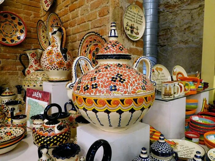 часы из глины настенные. часы из глины настенные керамические. керамик часы работы. часы из керамики. изделия в гончарной мастерской.