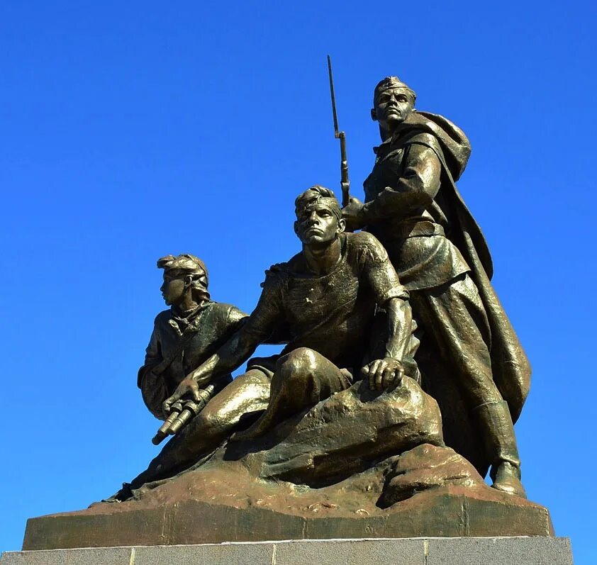 Памятник стойкости. Памятник мужеству стойкости верности комсомольской севастополь. памятник комсомольцам севастополь. севастополь памятник мужеству комсомольской. памятник комсомольцам севастополь улица ленина.