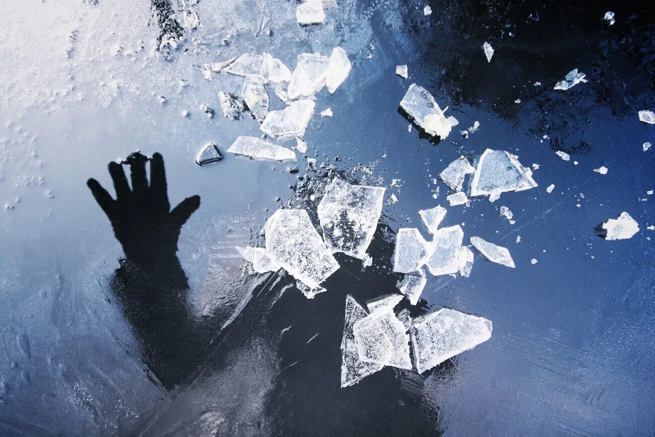 Заморозка руки. Сломанный лед. Осколки льда. Треснутый лед. Хрупкий лед.