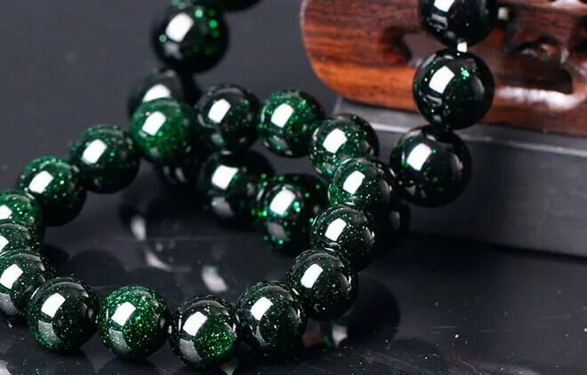 Звездчатый авантюрин. Камень авантюрин магические. Авантюрин камень рыбам. Звездный камень авантюрин. Камень талисман авантюрин.