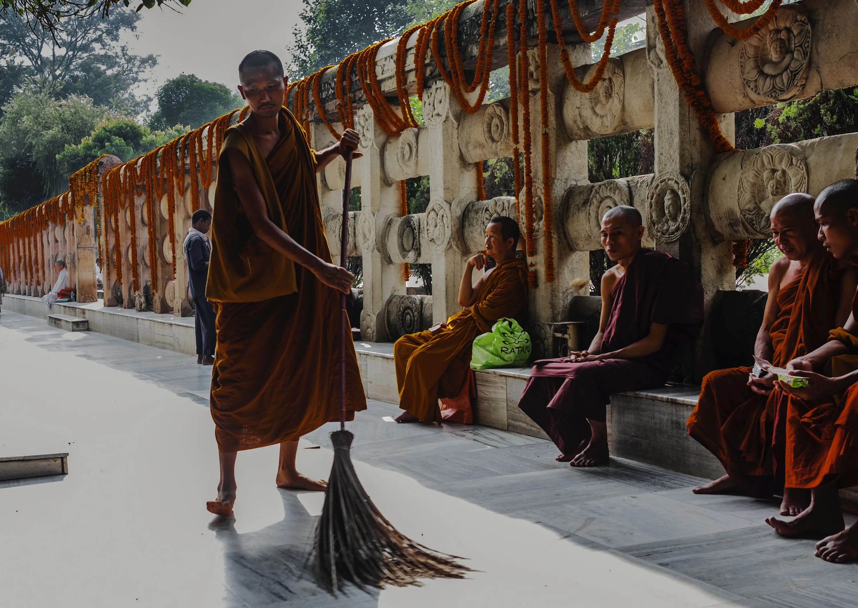 Почему индийские монахи делали посох многогранным. Буддийский монах Тхеравада. Раджастан монахи. Буддистский монах отшельник. Монах Намасте.
