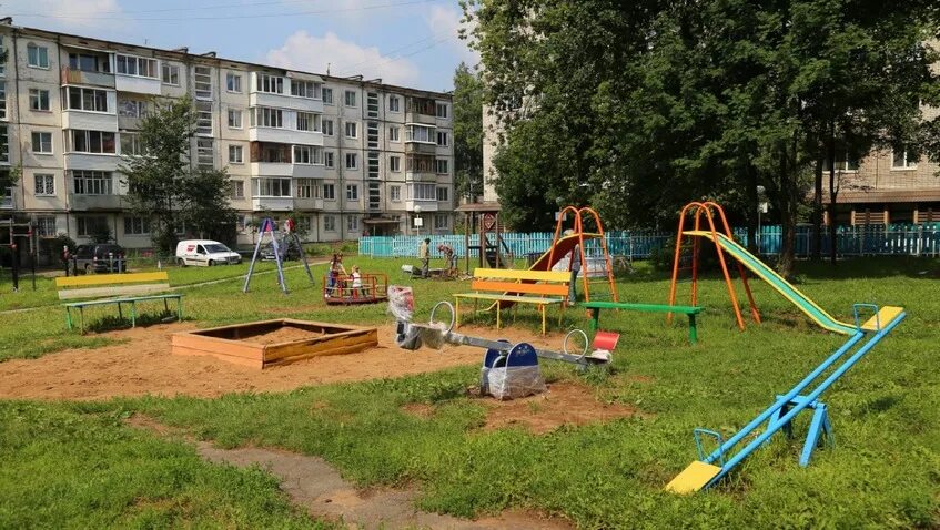 Берша 37 ижевск. Дом коммунаров 167 ижевск. Самая большая площадка в ижевске. Дворы ижевска. 35.