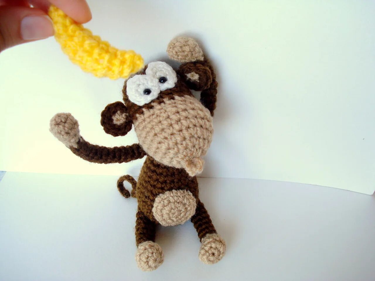 68 год обезьяны. Вязаная обезьянка. Крючок "обезьянка". Обезьяна крючком. Вязаные игрушки крючком обезьянка.