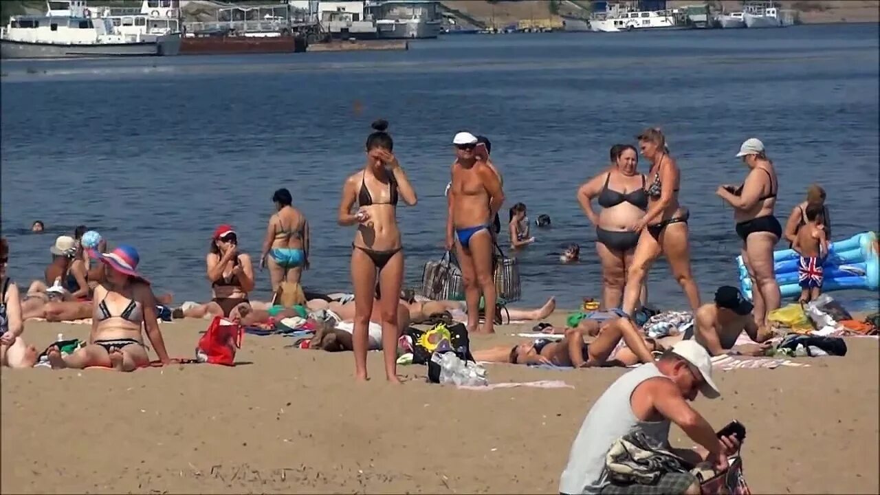 Пляжи крыма. Люди на пляже. Лето жара девушки пляж. Девушки на киевском пляже. Общественный пляж.