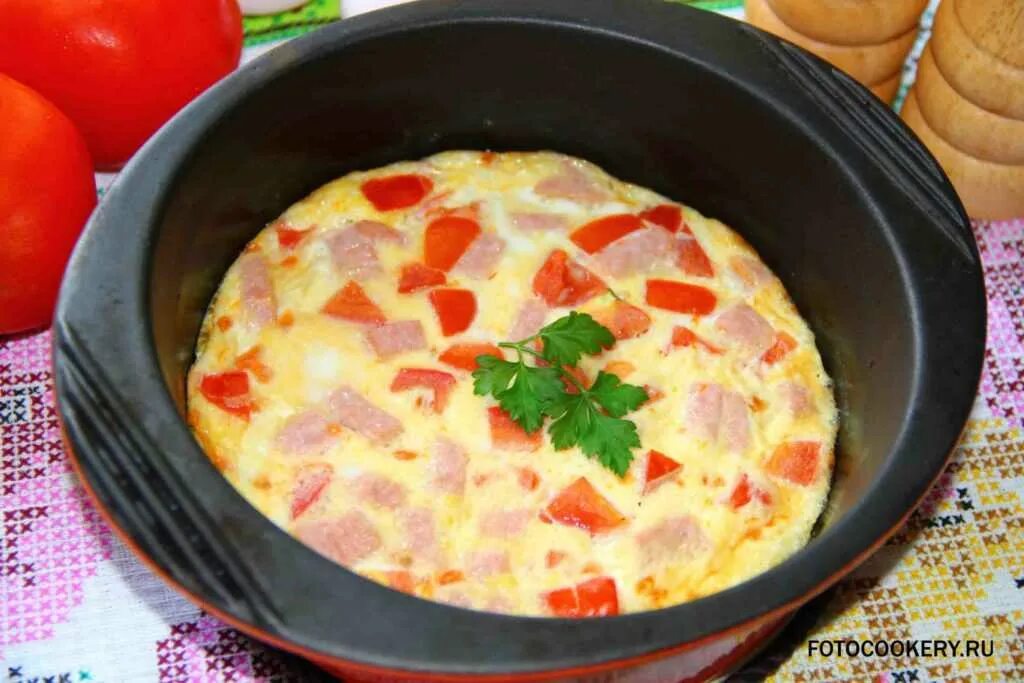 Пышный омлет на сковороде с колбасой. Яичница с сыром на сковороде. Омлет на сковороде. Пышный омлет на сковороде с колбасой. Сковородка для яичницы.