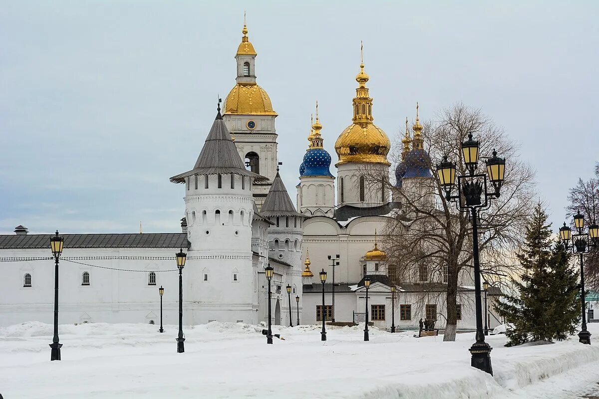 Кремлевская район. Тобольский Кремль. Тобольский Кремль памятники. Тобольск Кремль. Белоснежный Тобольский Кремль.