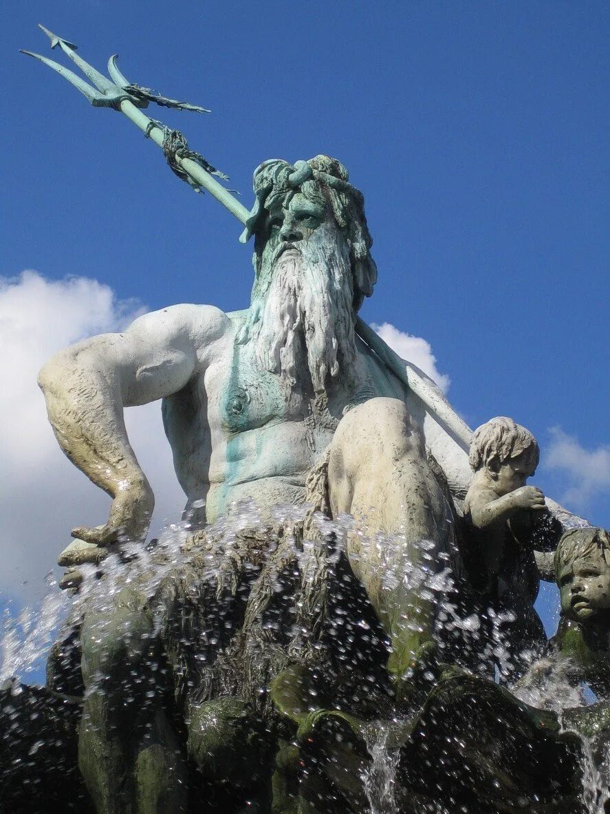 Платная посейдон. Посейдон Бог статуя. Статуя Нептун Посейдон. Посейдон Бог древней Греции. Бог моря Посейдон статуя.