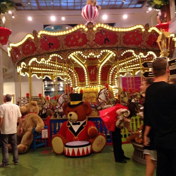 Hamleys is the best. Hamleys снаружи. hamleys мишка. hamleys дядечка. hamleys prague.