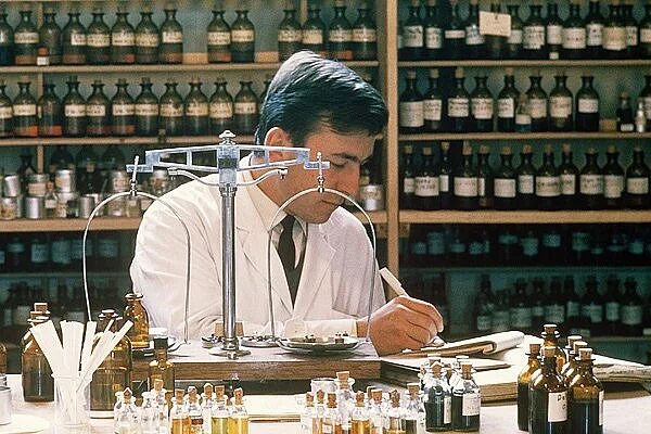 Завод парфюмерии. Парфюмерная промышленность. Как называется профессия духов. Нюхач парфюмер. Профессия нюхач в парфюмерии.