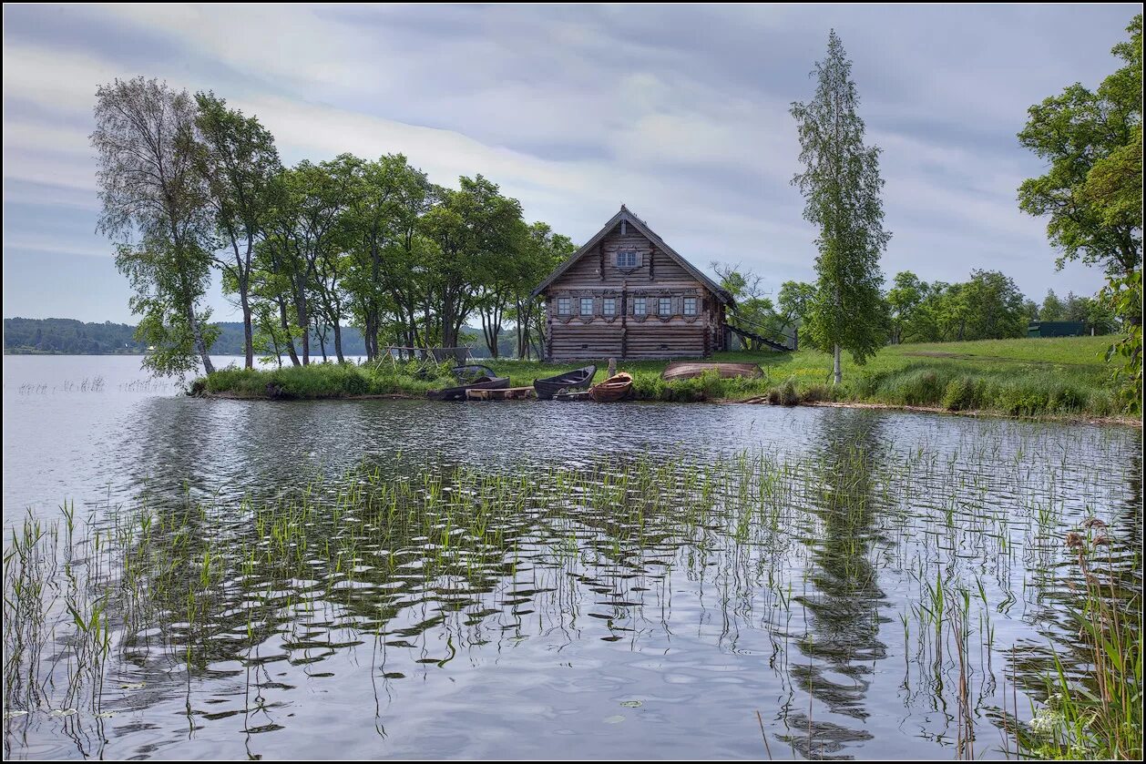 Вода деревенская. Дом у озера. Дом в деревне у реки. Озеро в деревне. Деревенский дом у озера.