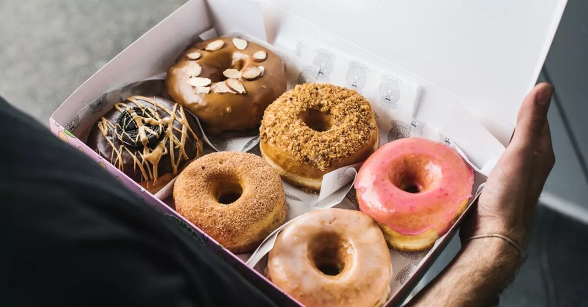 Больше всего в одежде пончик ценил. День «купи пончик» (buy a donut day) в сша. пончики в коробке. упаковка для донатсов. коробка с пончиками.