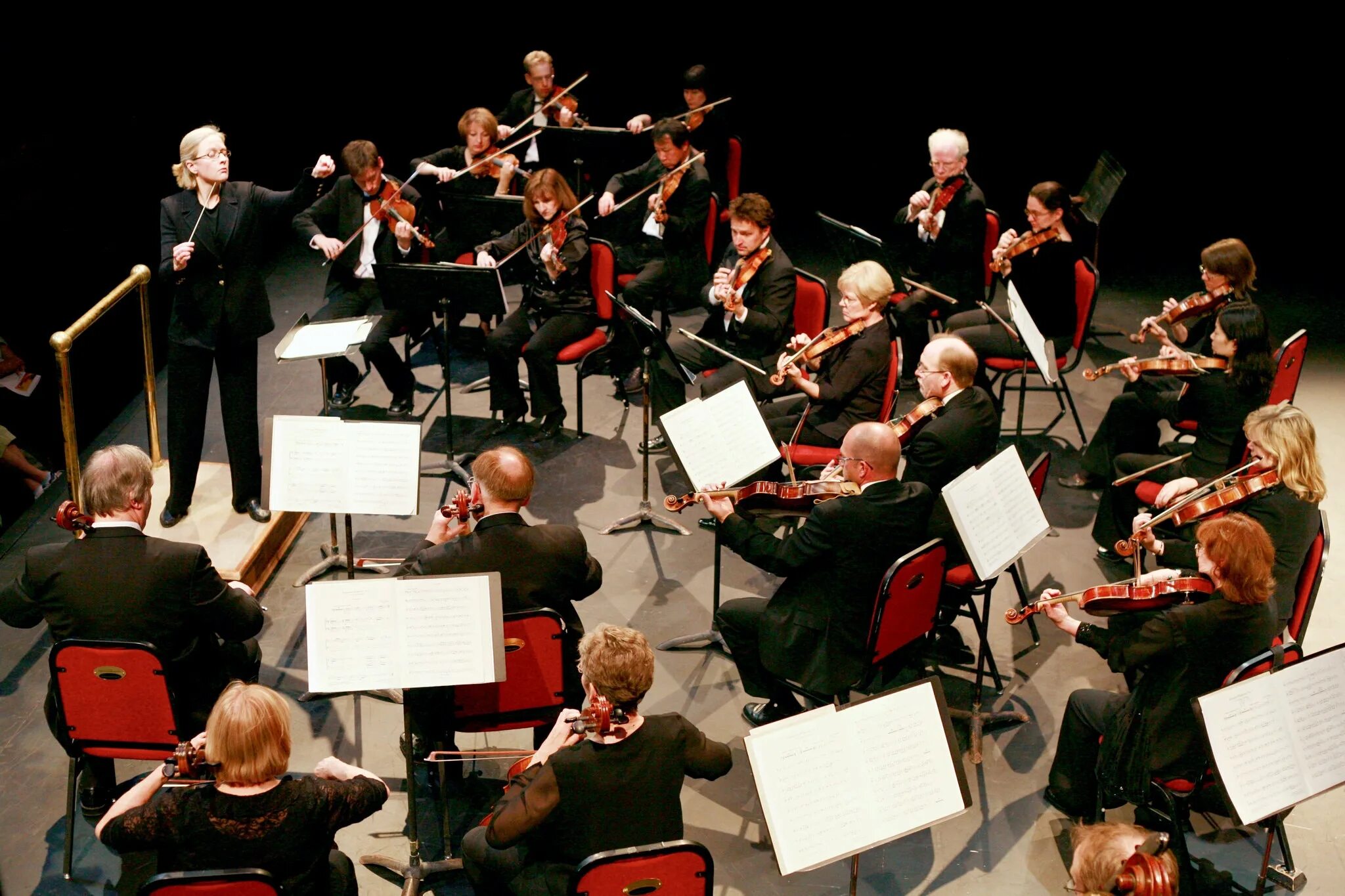 Orchestra conductor. Королевский камерный оркестр. Состав и расположение симфонического оркестра. Female conductor with Orchestra.