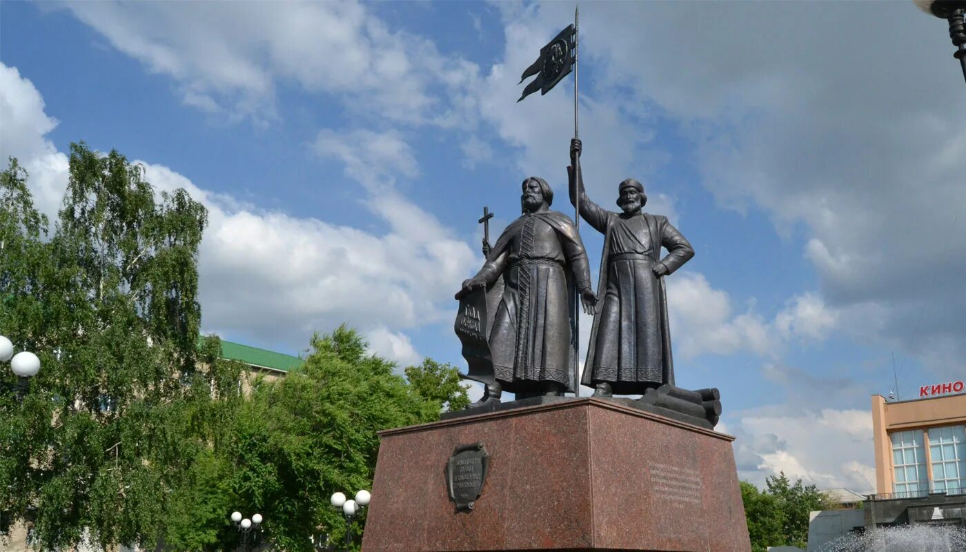 Черноземье старый оскол. Памятник основателям города старый Оскол. Памятник отцам основателям старого Оскола. Старый Оскол памятник старый город. Старый Оскол достопримечательности города.