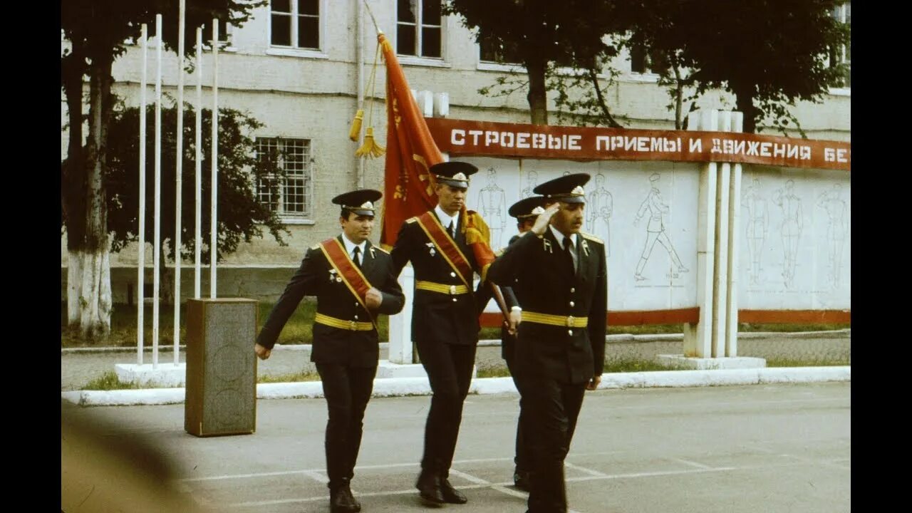 Город галле гсвг. Гсвг галле. Флаг гсвг потсдам. Нагрудный знак гсвг потсдам. Гсвг вч пп 66513.