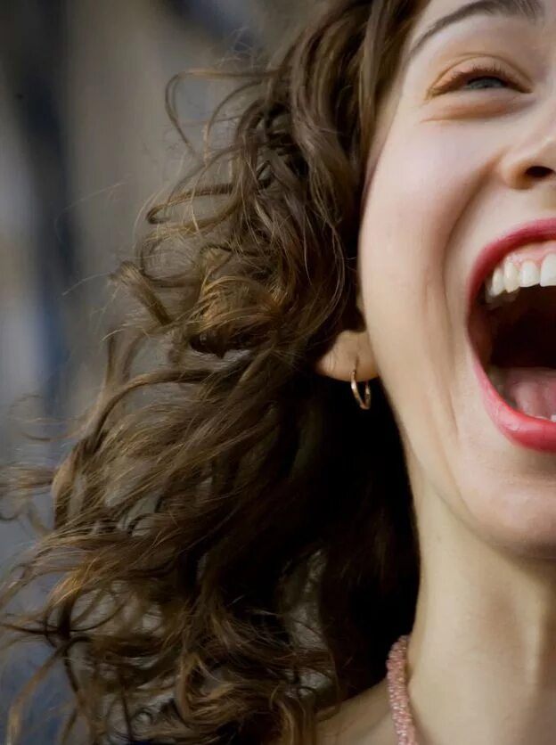 Меган фокс. Девушка смеется. Линдси лохан веселая. Женщина смеется. Девчонки ржут.