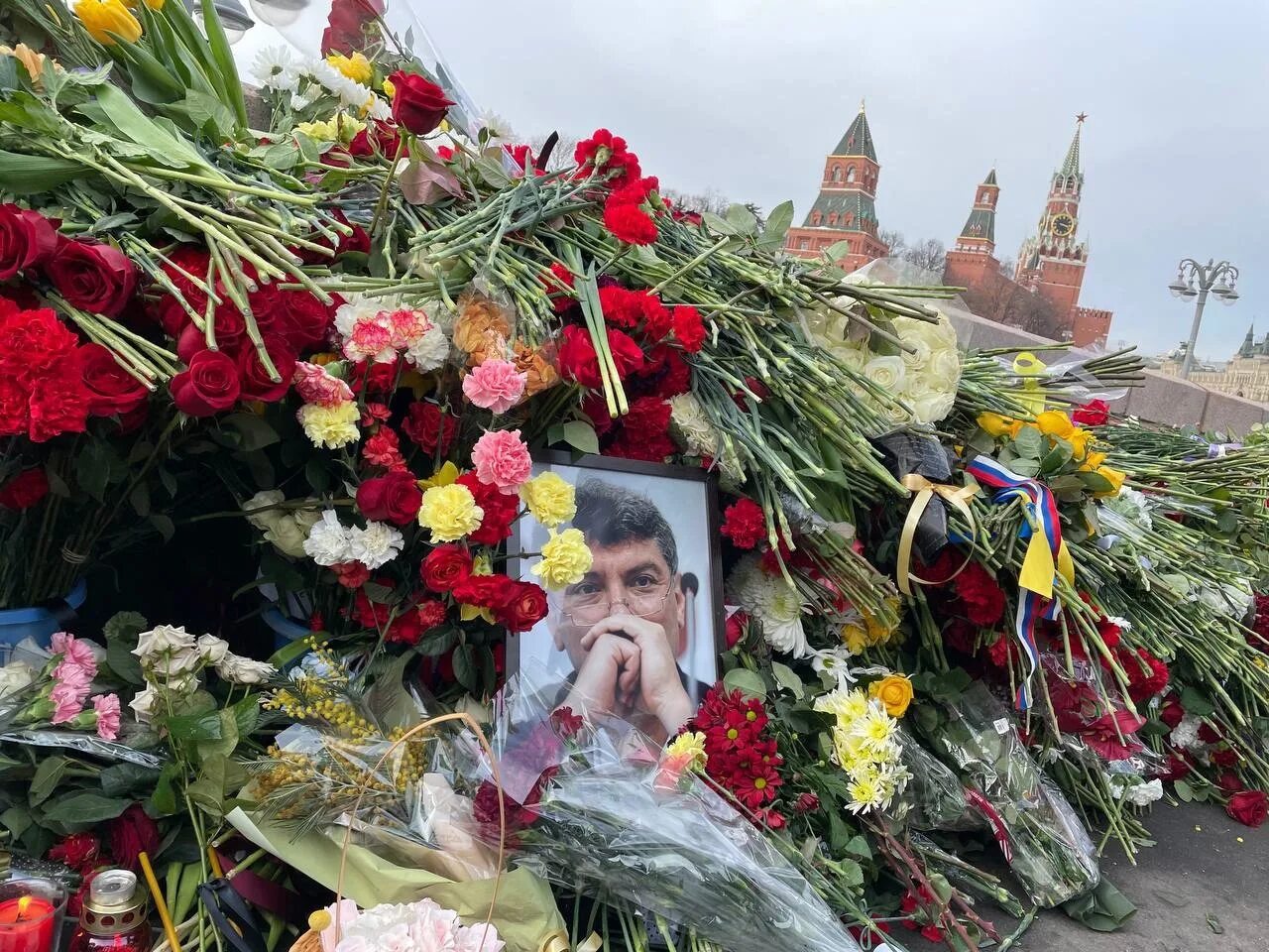 Стало много умирать людей. Мост Борису Немцову 2021. Немцов мост 27 февраля 2021.