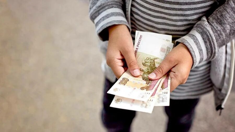 Интернет деньги помог. Деньги на благотворительность. собираем деньги. собирание денег. человек собирает деньги.