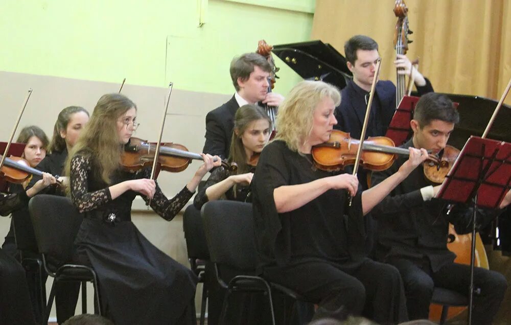 Скрипач матвей блюмин. Исполнительское мастерство юных скрипачей до глубины. Музыкальная школа тулун коллектив скрипачи. Мальчик со скрипкой. Хилари хан скрипачка.