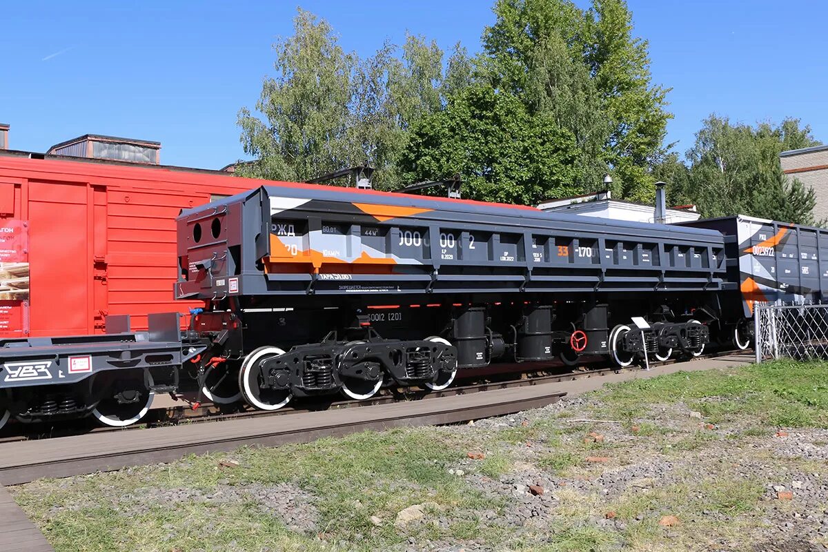 весоповерочный вагон а300 грузовой. шестиосный вагон. шестиосный вагон. шестиосный полувагон 12-70. шестиосный грузовой вагон.