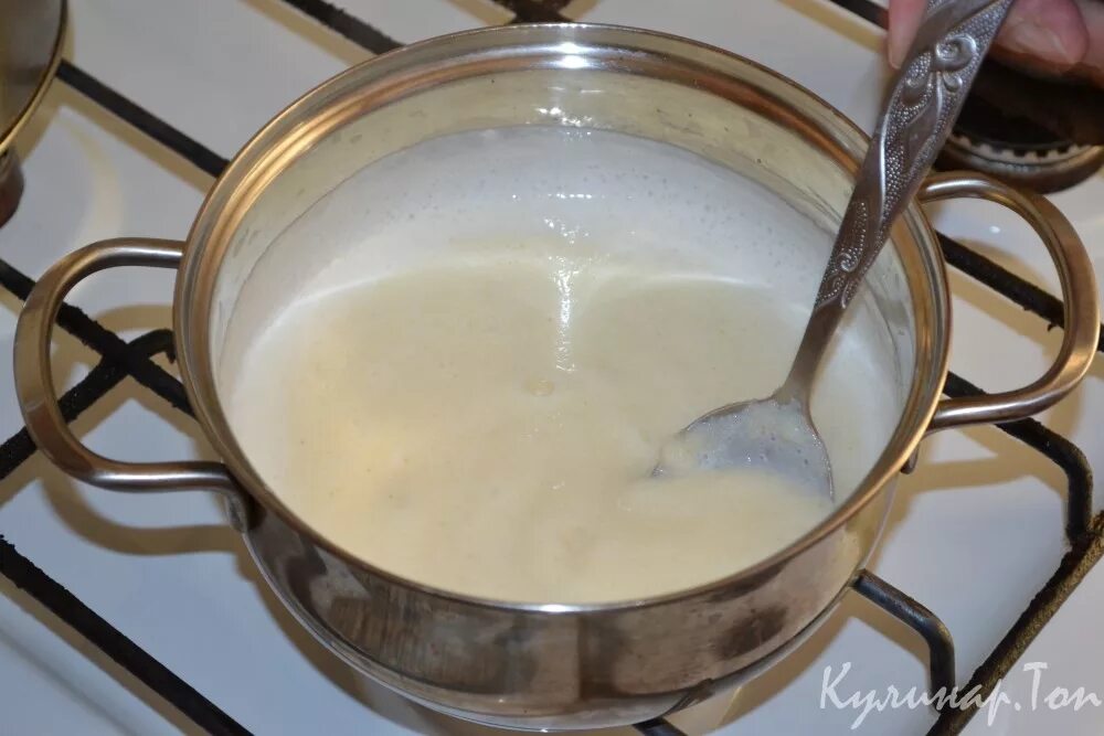 манка вареная. манка на молоке в кастрюле. манка с молоком. манная каша на стакан молока. кастрюля манной каши.