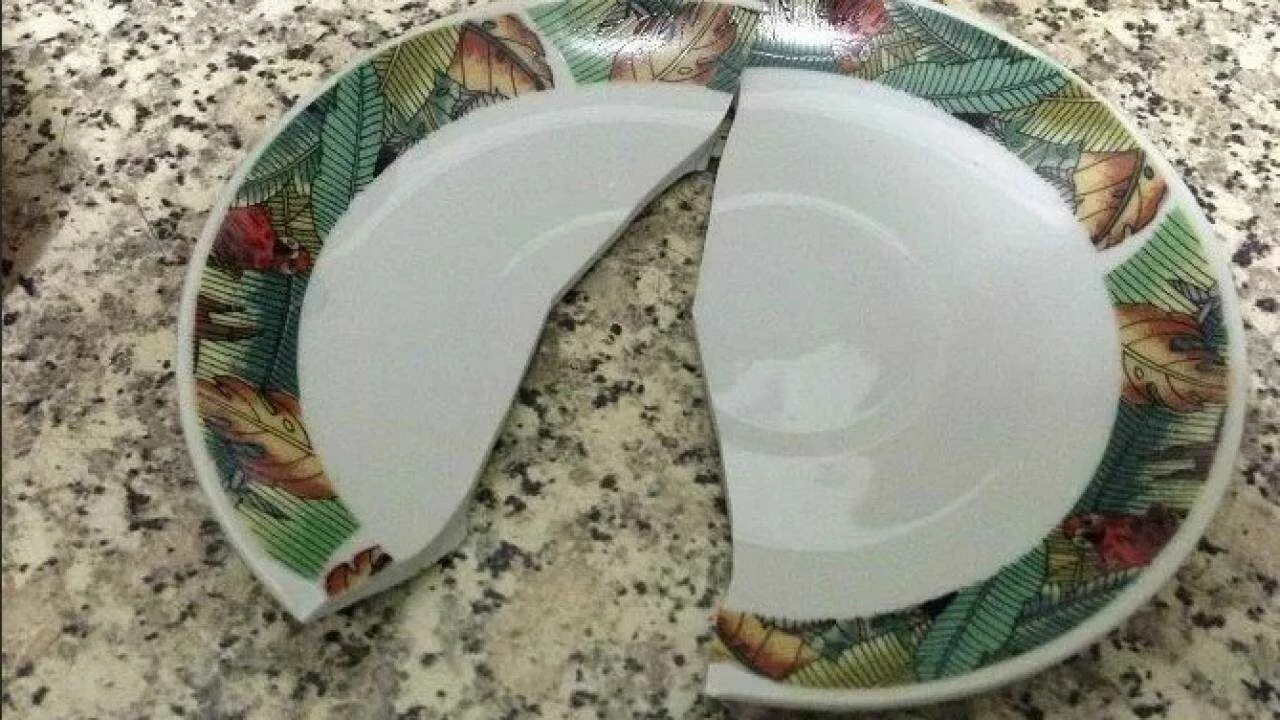 Разбитая тарелка. Разбитые тарелки. Разбитая посуда. Тарелка сломалась.