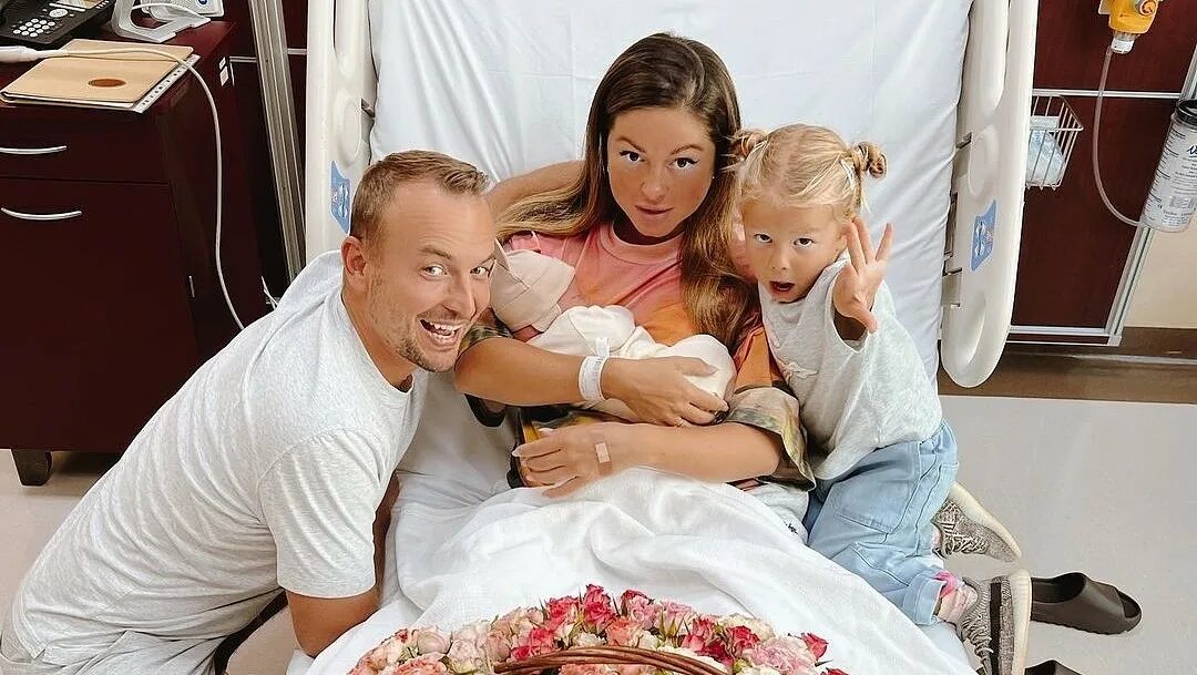 Нюша рожает. Нюша родила. нюша с мужем и детьми. дети игоря сивова. нюша с семьей фото.