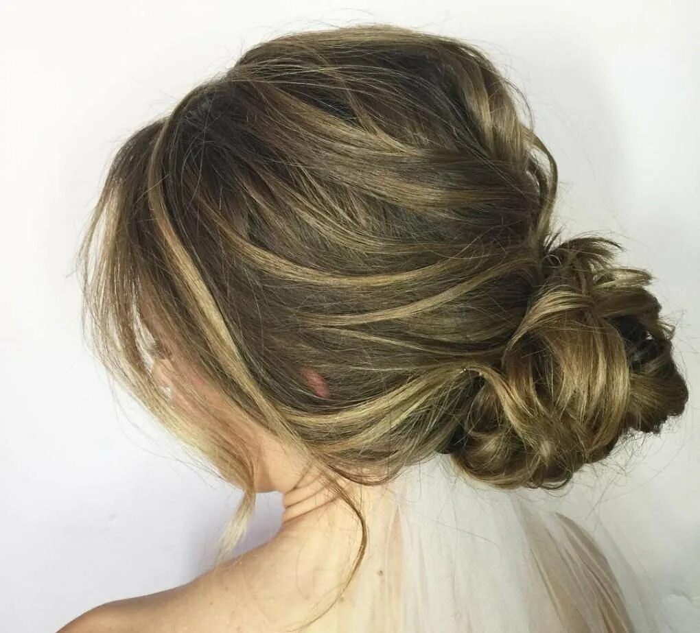 Слабый пучок. Прическа messy bun. Прическа небрежный пучок. Небрежные прически на средние волосы. Растрепанный пучок на длинные волосы.