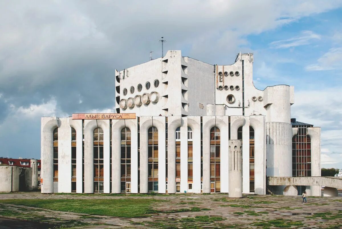 Сайт театра великий новгород. Новгородский Академический театр драмы им ф.м Достоевского. Театр драмы Великий Новгород Архитектор. Театр Достоевского Великий Новгород. Новгородский драматический театр Великий Новгород.