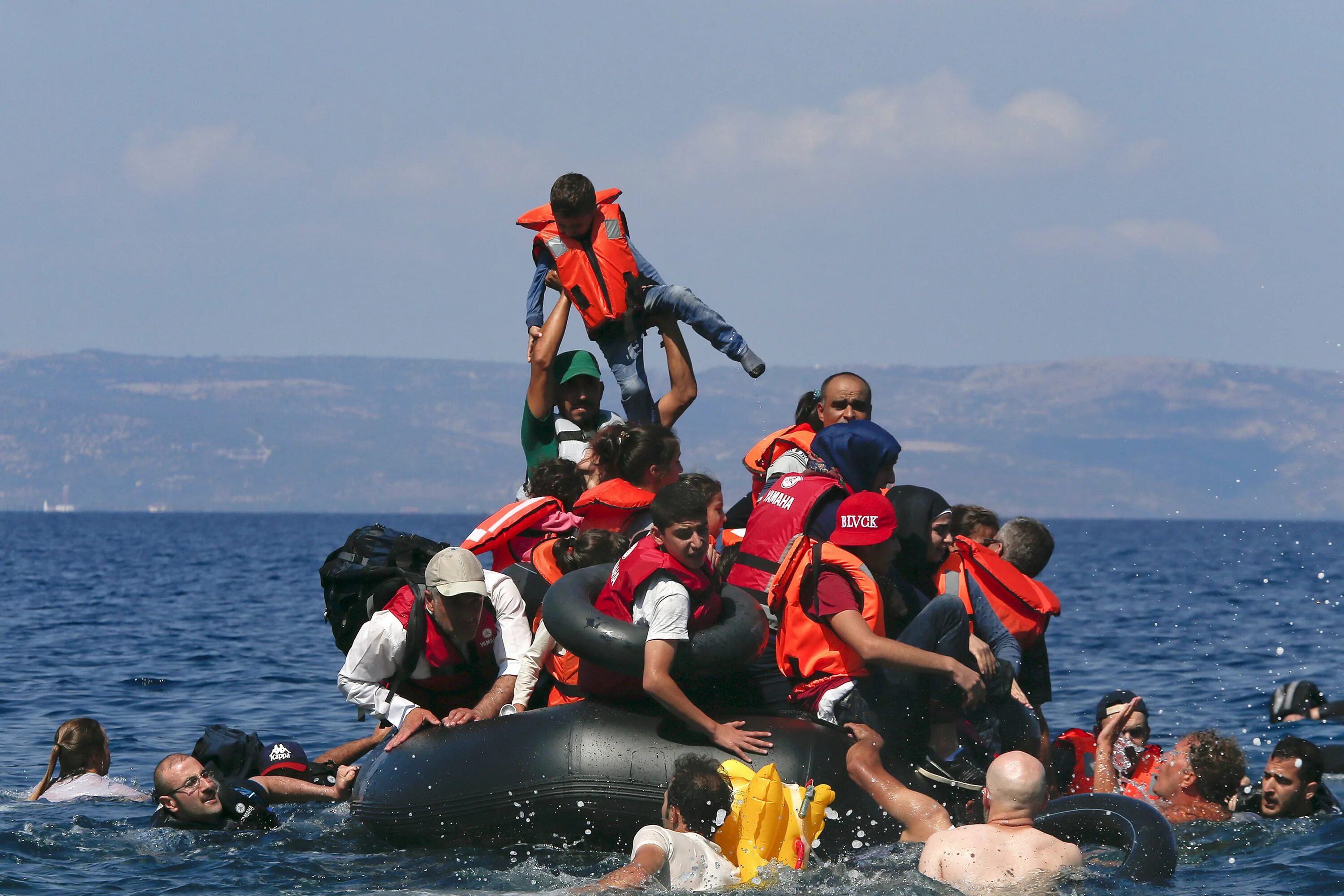 После крушения корабля. Беженцы на лодках. Люди спасаются с корабля. Мигранты на лодках. Беженцы на корабле.