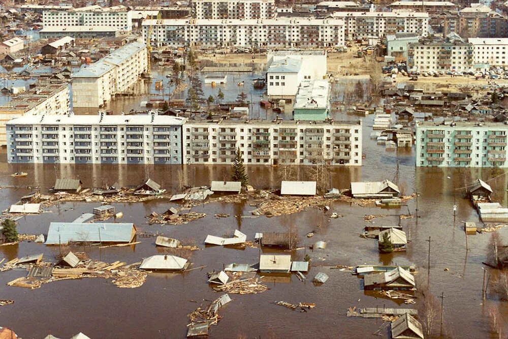 Наводнение в мае. Ленск якутия 2001. Наводнение в мае. Затопления в волжском. Ленск 2001 год наводнение.