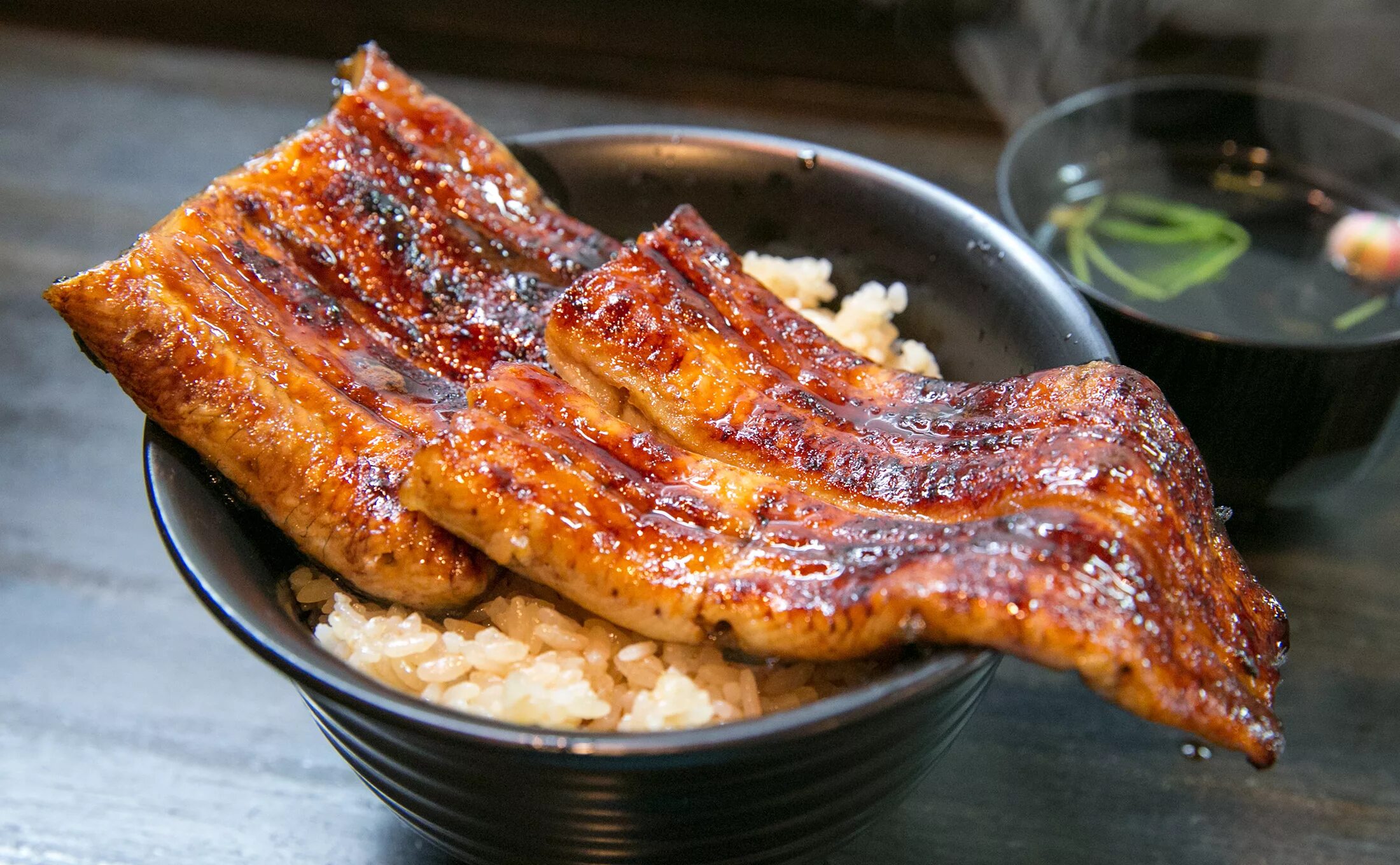 Унаги соус для удона. Мясо унаги. Унаги-но-кабаяки. Японский угорь унаги. Ребрышки терияки.