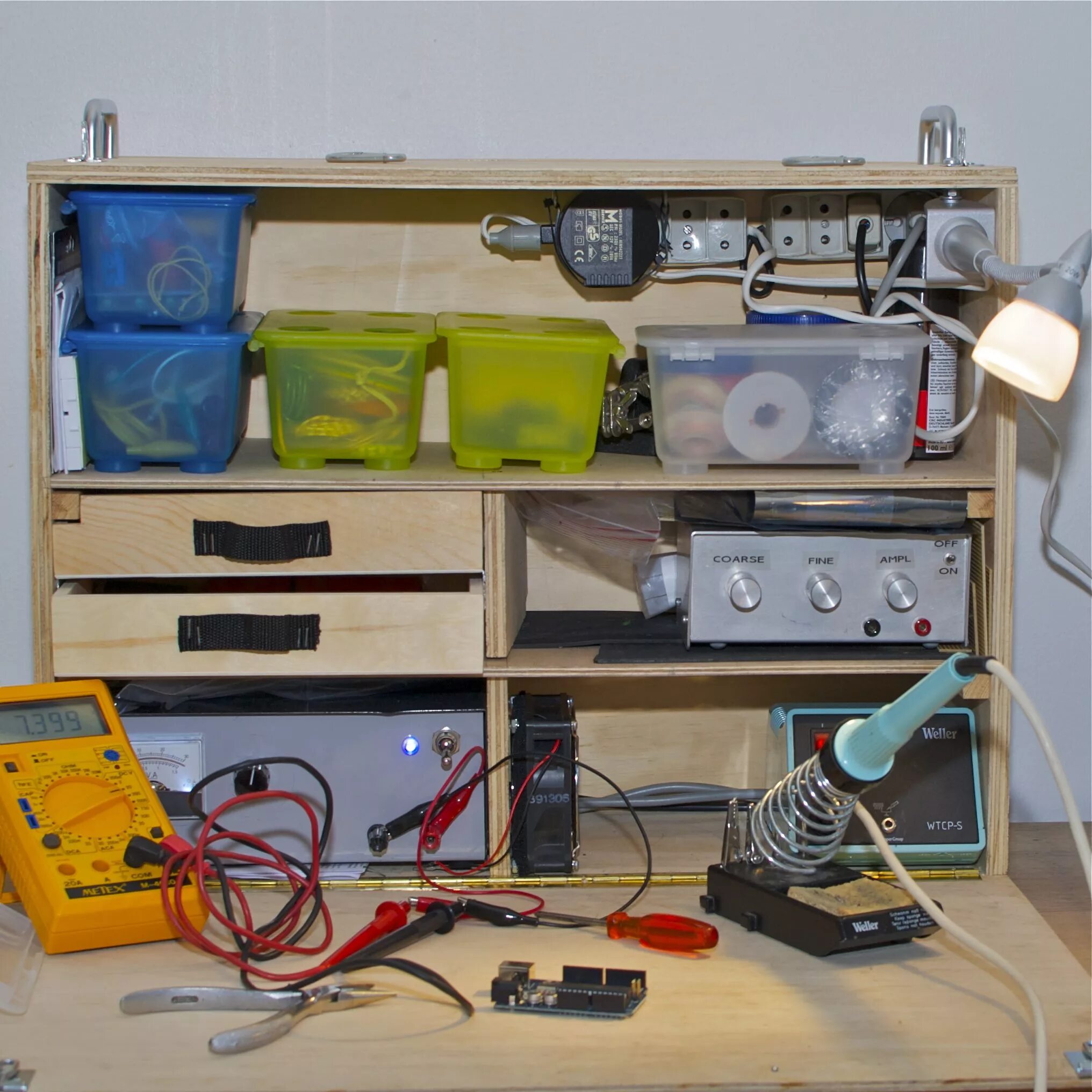 Portable workbench Electronic. Стол для мастерской радиолюбителя. Домашняя мастерская радиолюбителя. Стол электронщика. Собрать рабочий стол