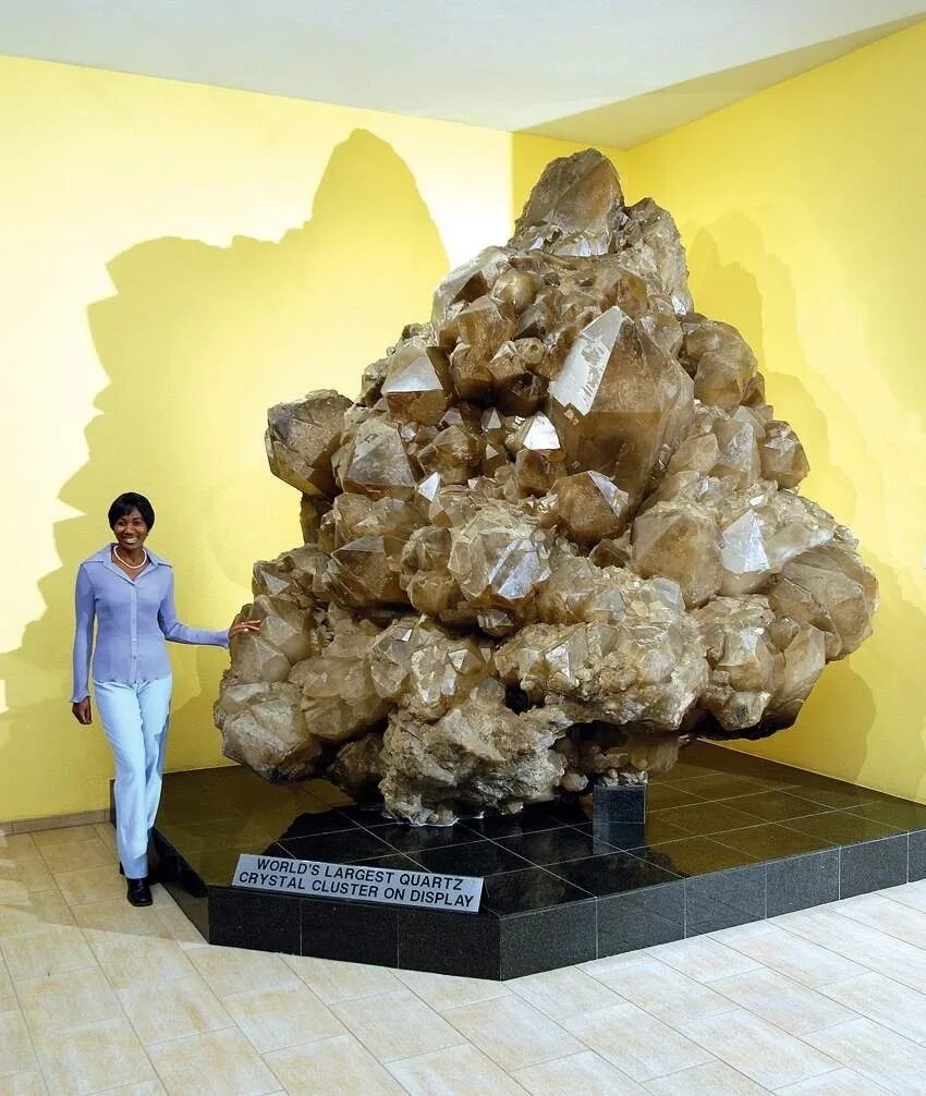 Монокристалл кварца весом 1300кг гигантский дымчатый. Необычные камни. Самый большой Кристалл в мире. Огромный камень. Самый большой кварц в мире.