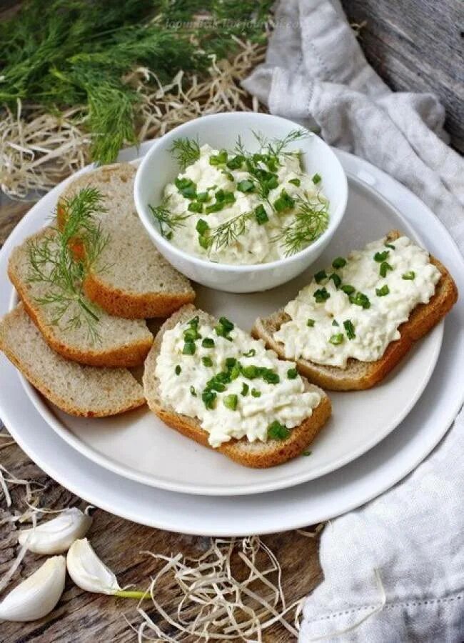 Бутерброды сыр с чесноком и яйцом. Бутерброды с творогом и зеленью. Бутерброды с творожным сыром. Бутерброды с гренками. Бутерброд с вареным яйцом.