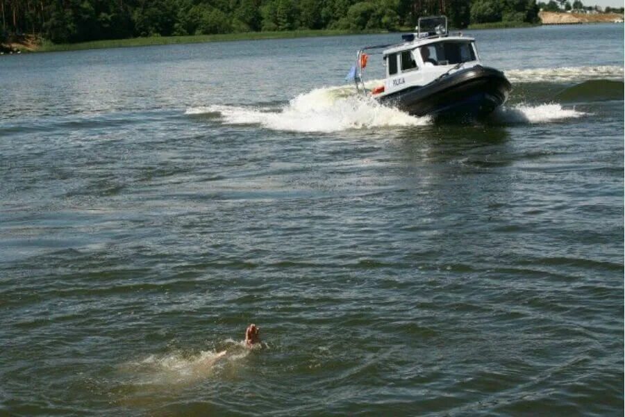 Можно ли в запрет плавать на лодке. Купание с катера. Купание рядом с кораблем. Водоемы с буйками. Купание рядом с катерами.